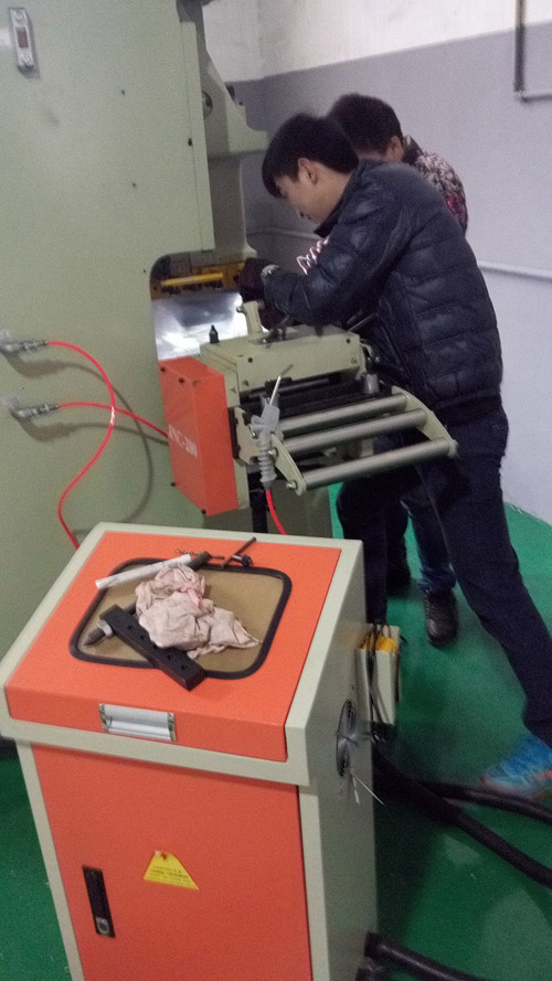 伺服送料機安裝現(xiàn)場